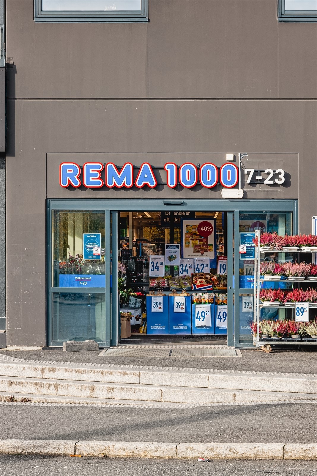 Det er et godt utvalg av dagligvarebutikker i område, her kan du velge og vrake mellom Rema 1000, Bunnpris og Kiwi Galleribilde