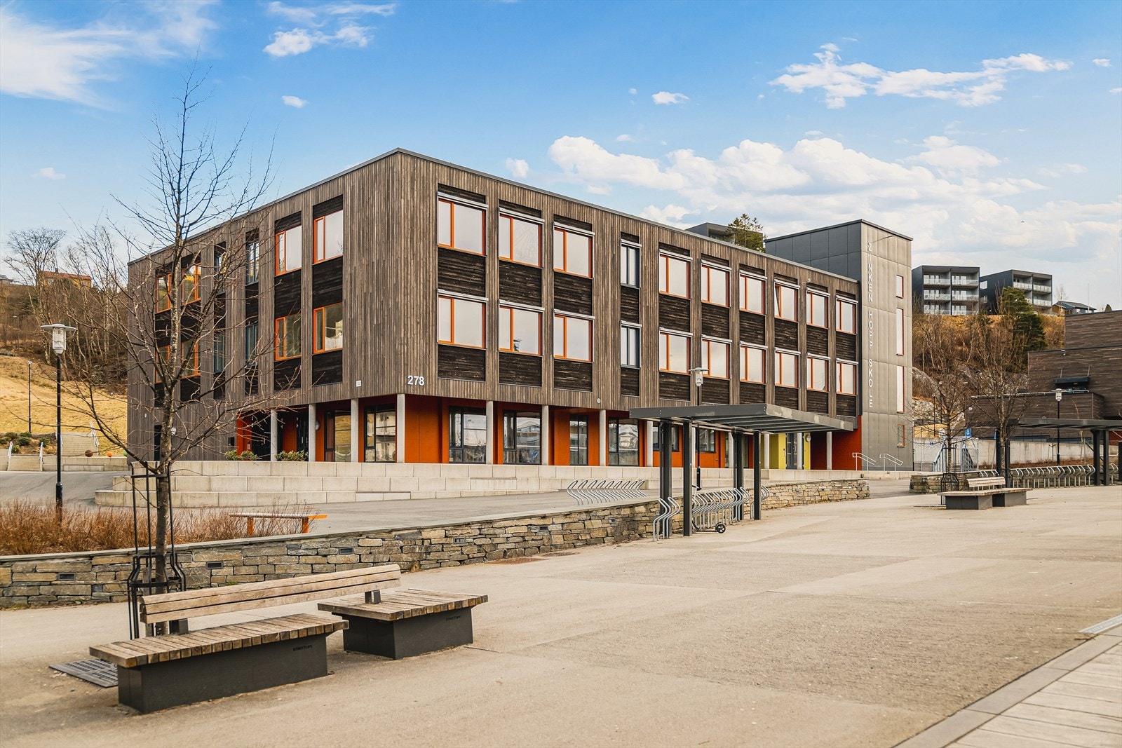 Området byr på flere barnehager og skoler, blandt dem Zinken Hopp skole Galleribilde