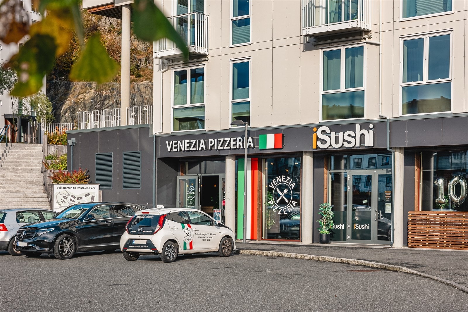 Sushi og pizza bare 3 min kjøring fra boligen Galleribilde