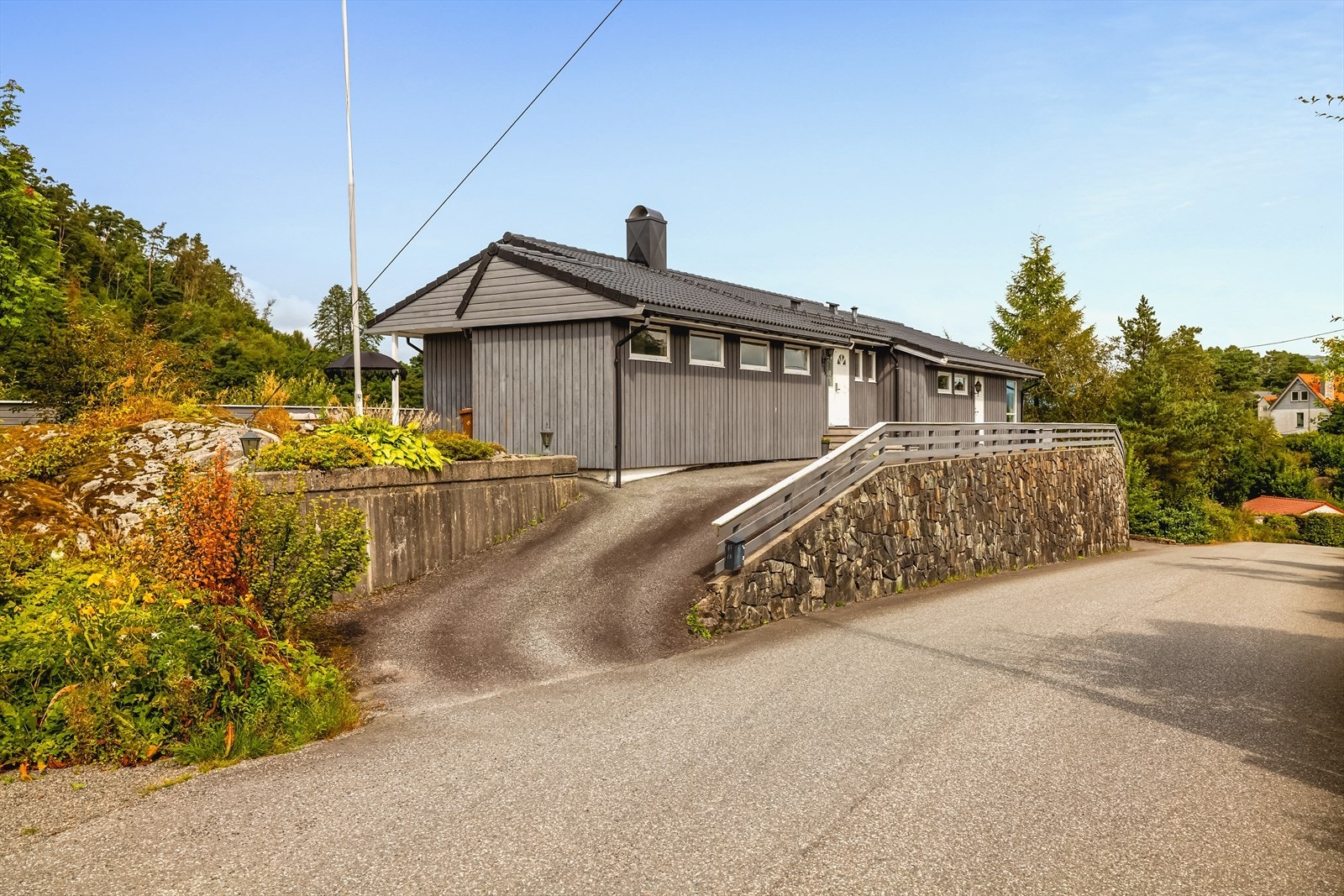 Stian Sletten v/Emera Eiendomsmegling har gleden av å presentere Vestre Solheia 11! Galleribilde