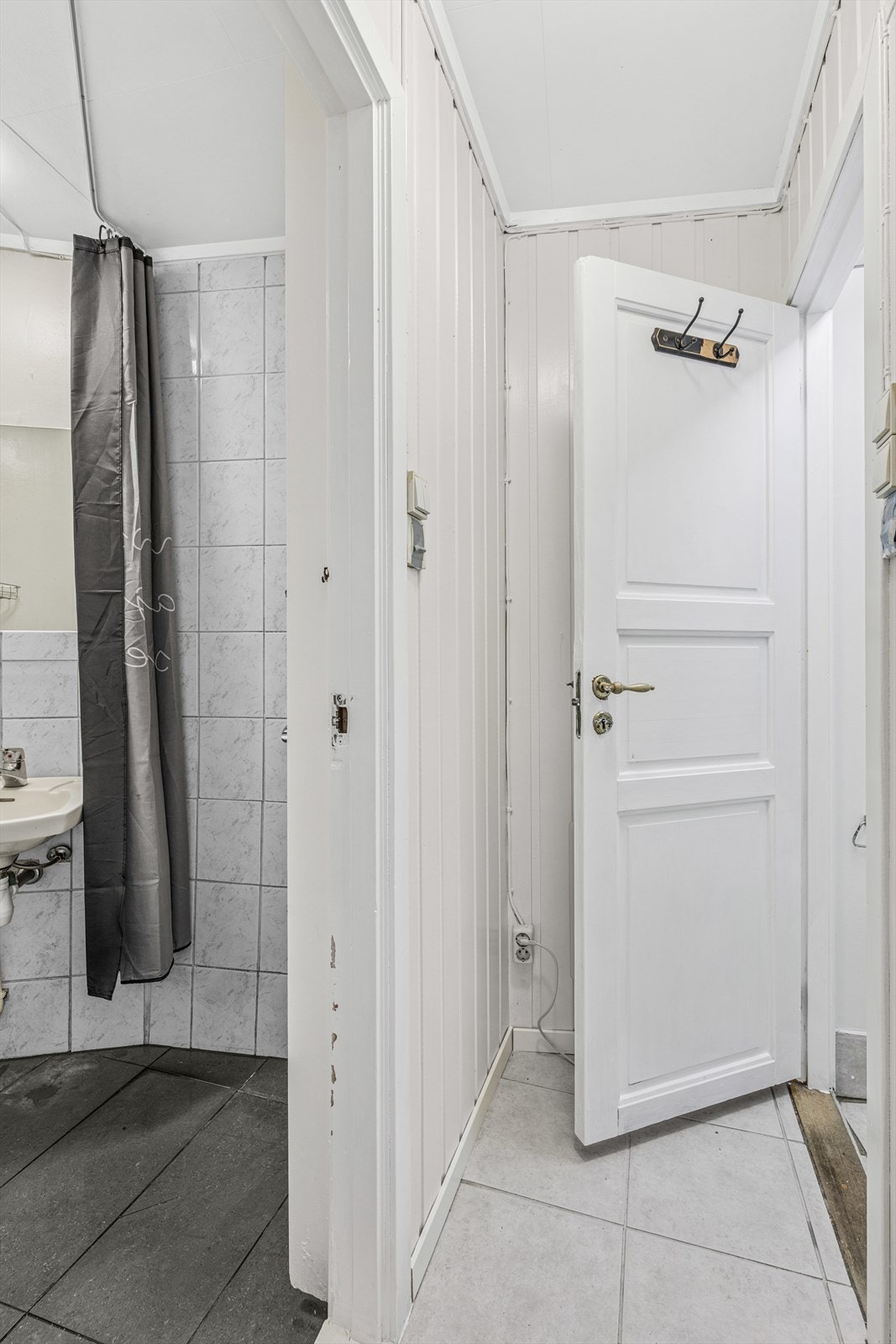 Gang med inngang til 2 stk. bad og et vaskerom. Galleribilde