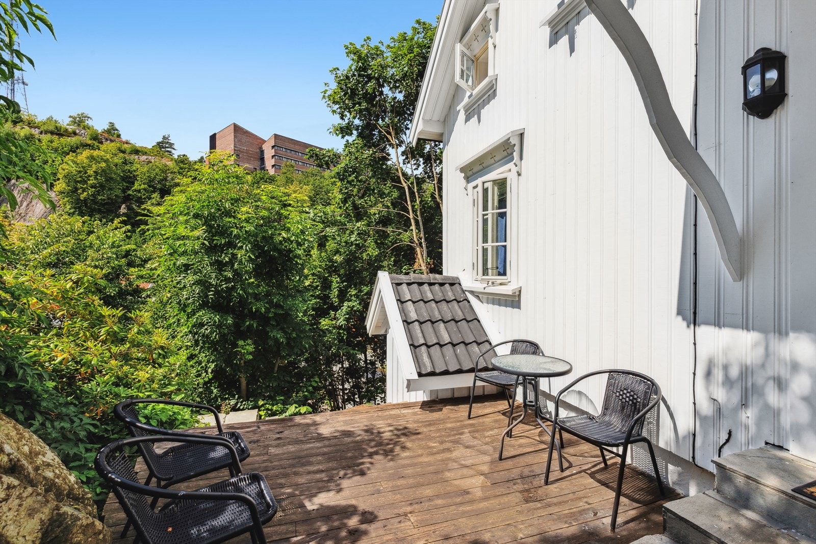 Det er terrasse ved inngangspartiet og ved kjellerinngangen. Galleribilde