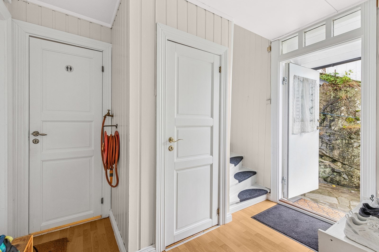 Felles gang med kott under trappen, samt inngang til vaskerom og to felles bad Galleribilde