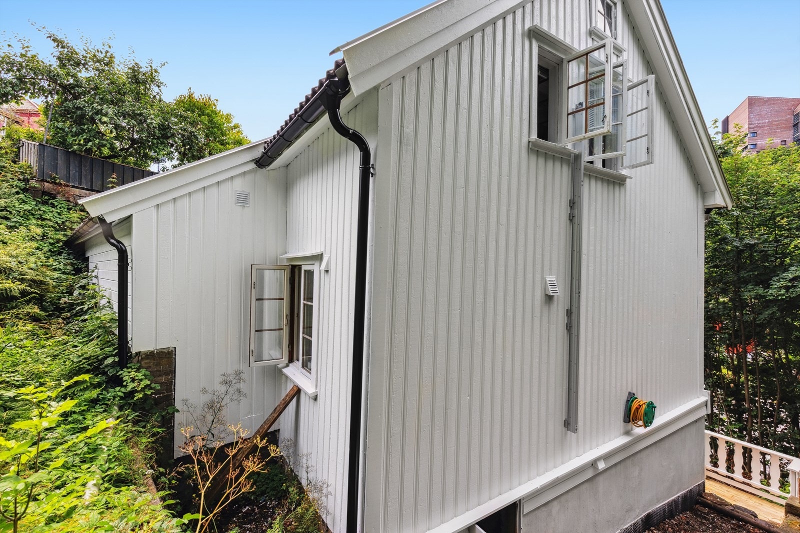 I 1984 ble huset bygget på med 2 bad, vaskerom og utebod. Galleribilde