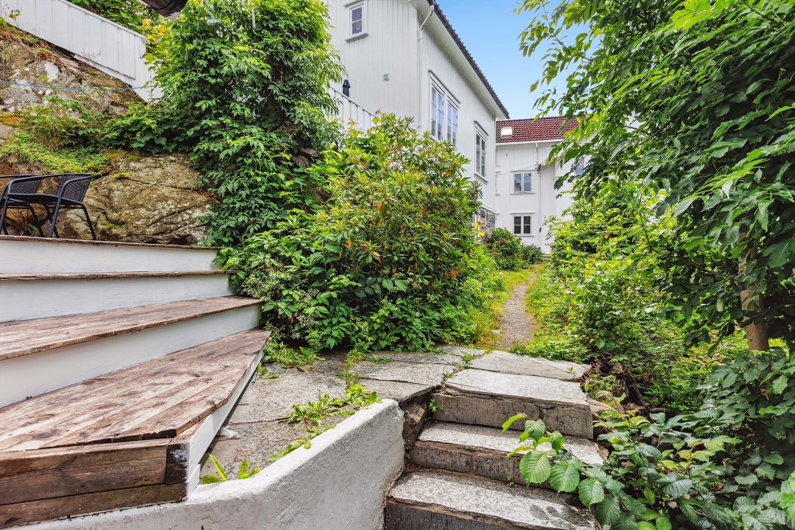 Hyggelig sti inn til boligen. Galleribilde