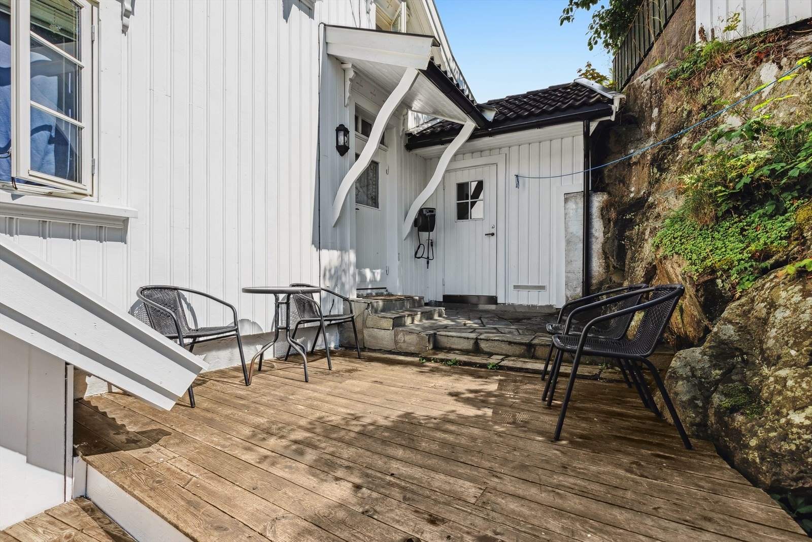 Hyggelig inngangsparti med utebod. Galleribilde