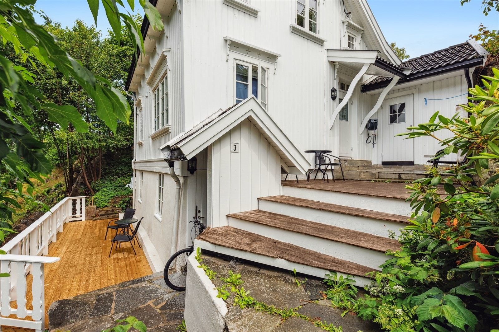 Det er inngang til kjeller, 1. etasje og utvendig bod. Galleribilde