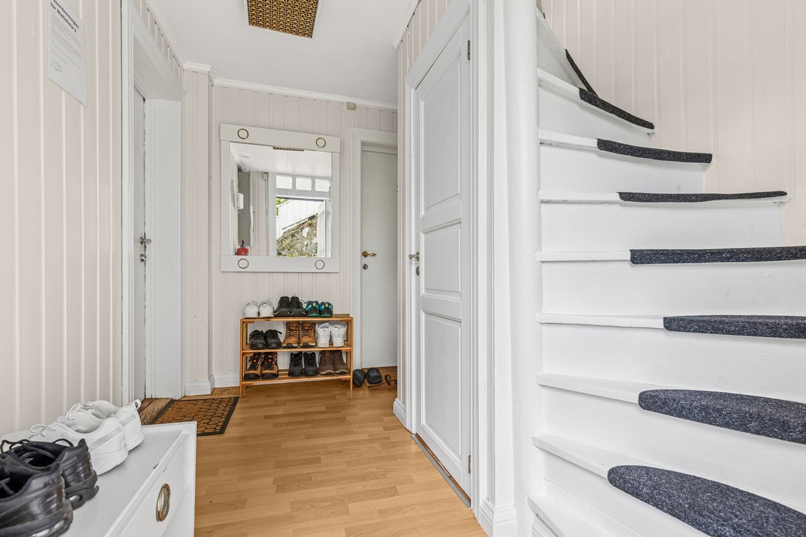 Det er to hybler i 1. etasje og 2 hybler på loftet. Galleribilde