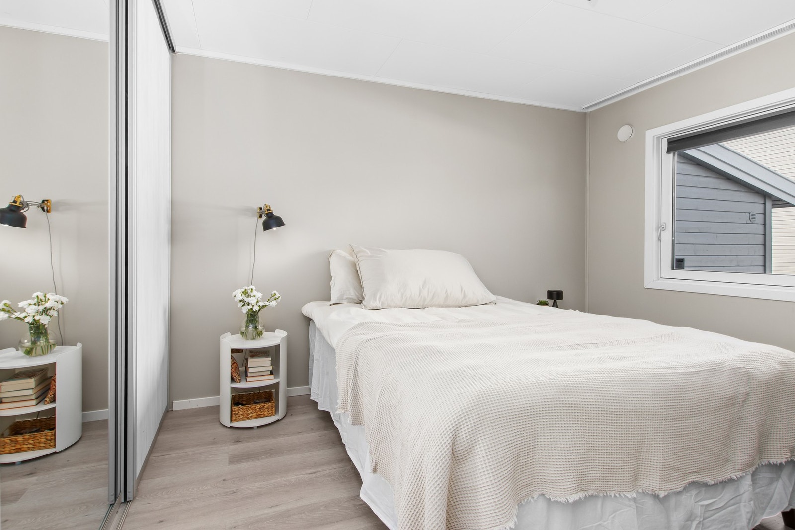 Romslig soverom med skyvedørsgarderobe. Galleribilde