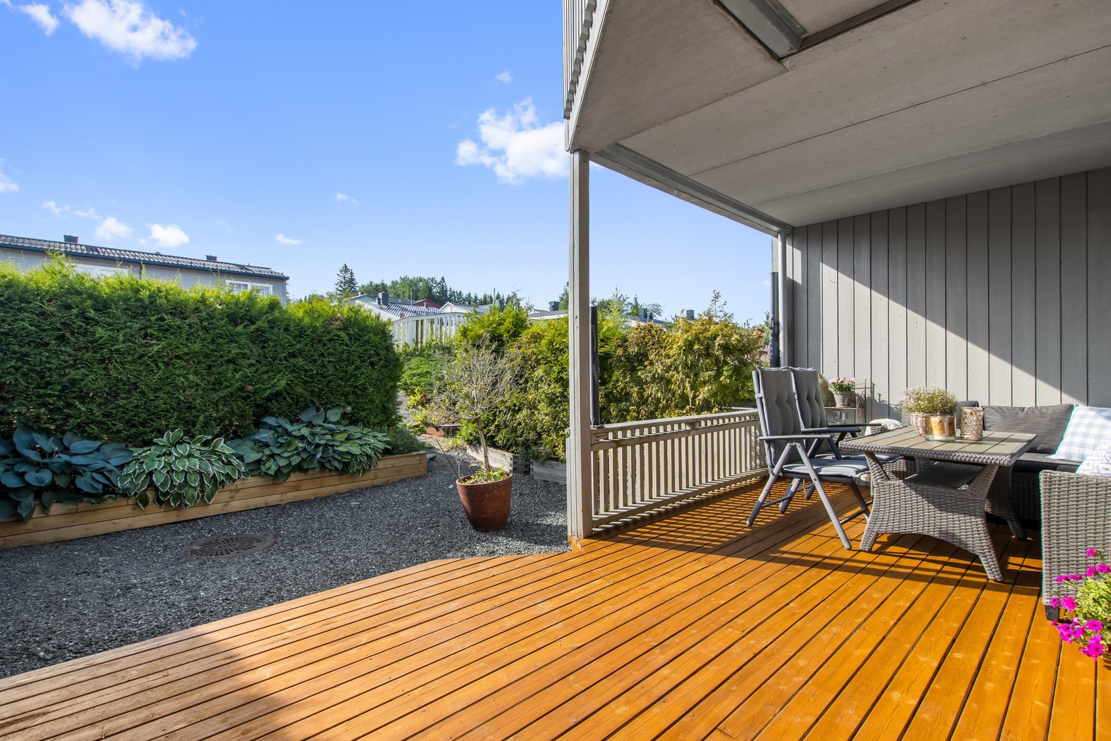 Romslig terrasse med opparbeidet uteareal. Galleribilde