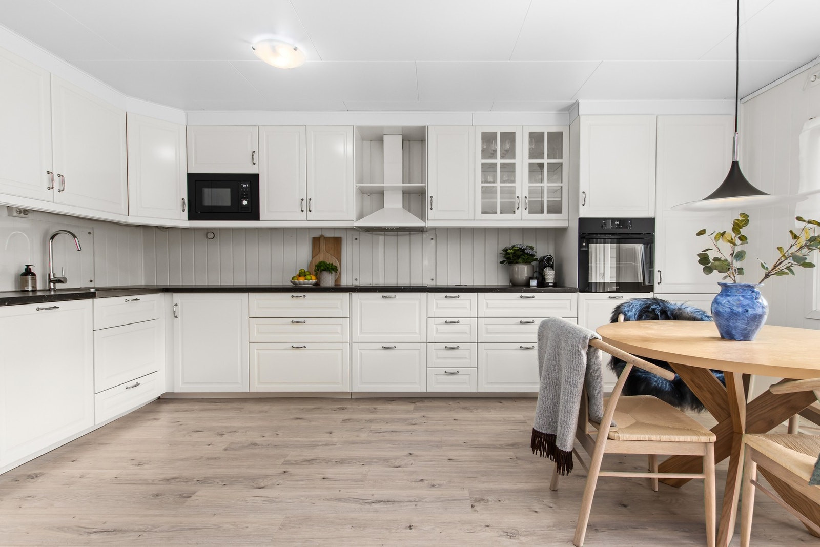 Nyere kjøkken med integrerte hvitevarer. Galleribilde