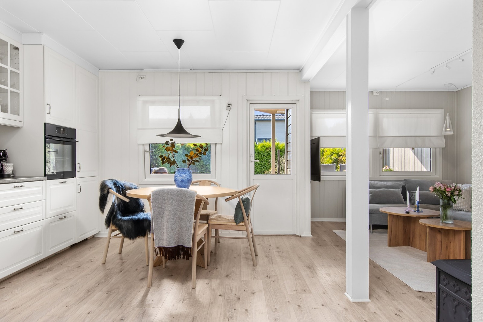 Lys moderne stue. Galleribilde