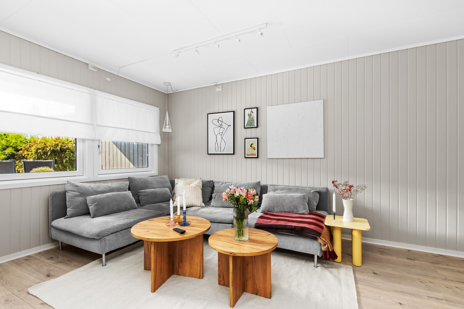 Stue malt i moderne farger. Galleribilde