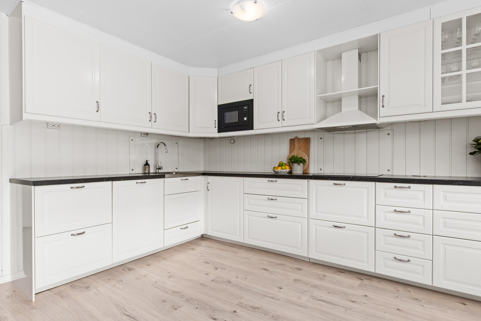 Godt med skap og benkeplass. Galleribilde