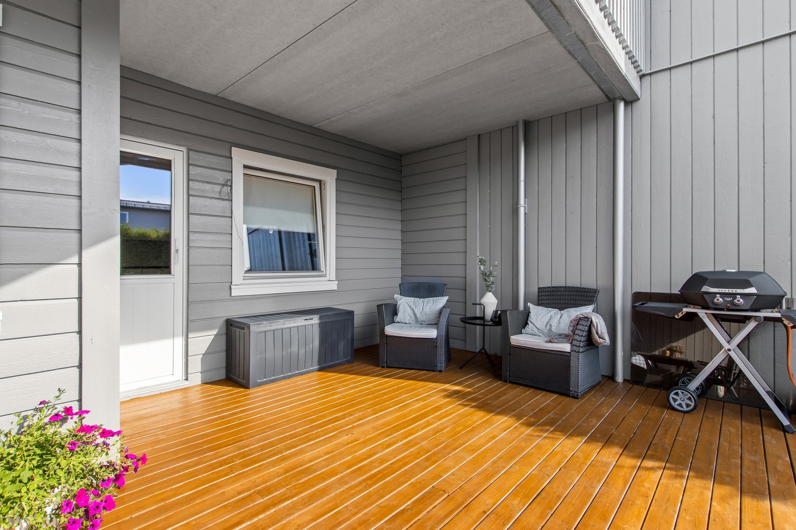 Romslig terrasse. Galleribilde