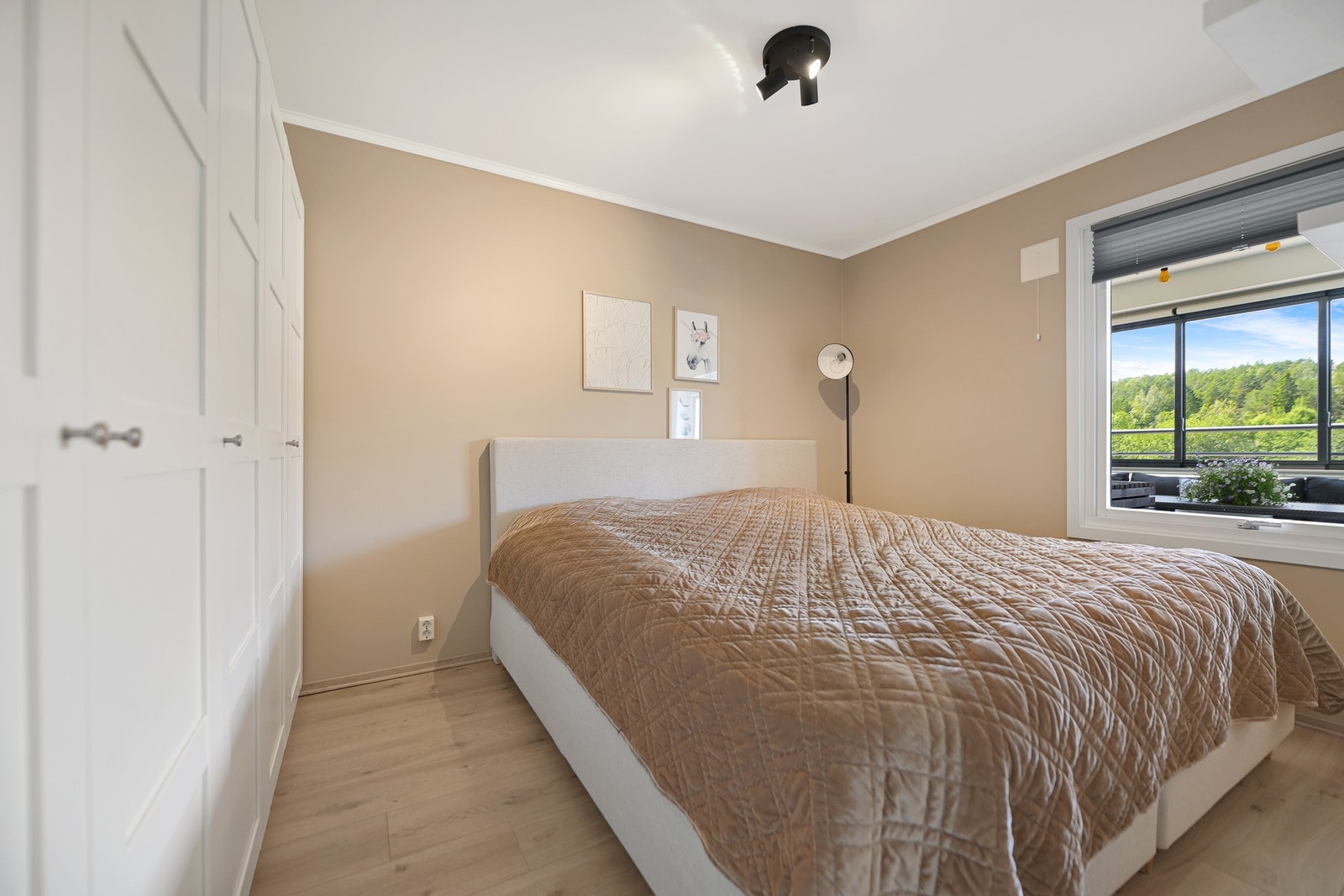 Soverom med god plass til dobbeltseng og oppbevaring Galleribilde