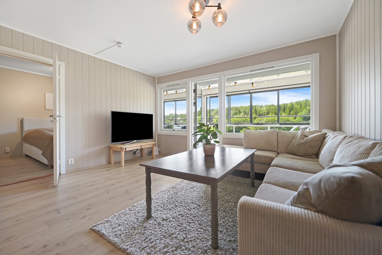 Direkte tilgang til innglasset balkong fra stue. Galleribilde