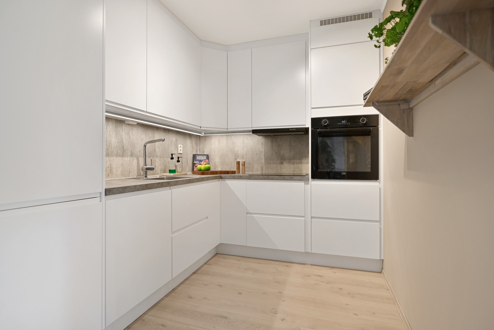 Praktisk kjøkken med ny innredning fra 2023. Galleribilde