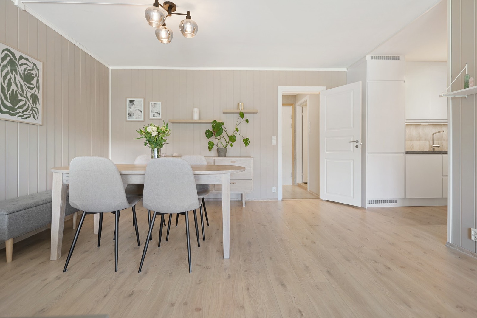 Lys og luftig stue med store vindusflater og åpen løsning mot kjøkkenet. Galleribilde