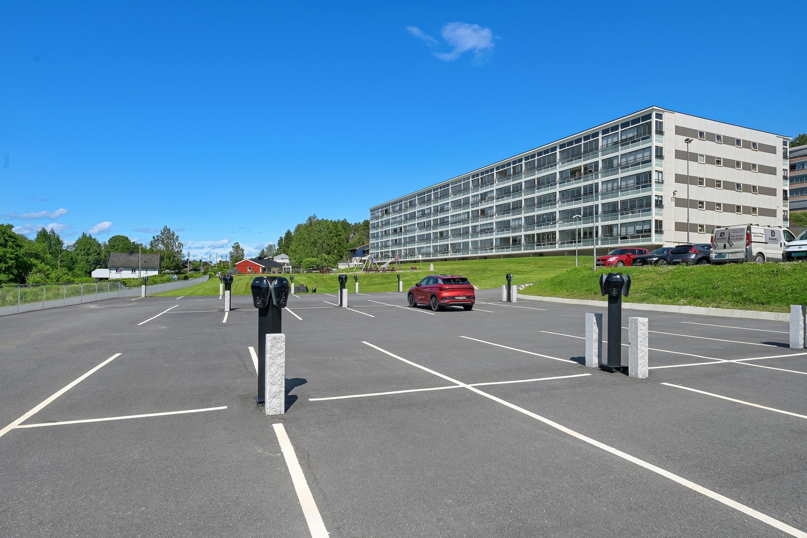 Tilgang til parkeringsplass med og uten ladestasjon. Galleribilde