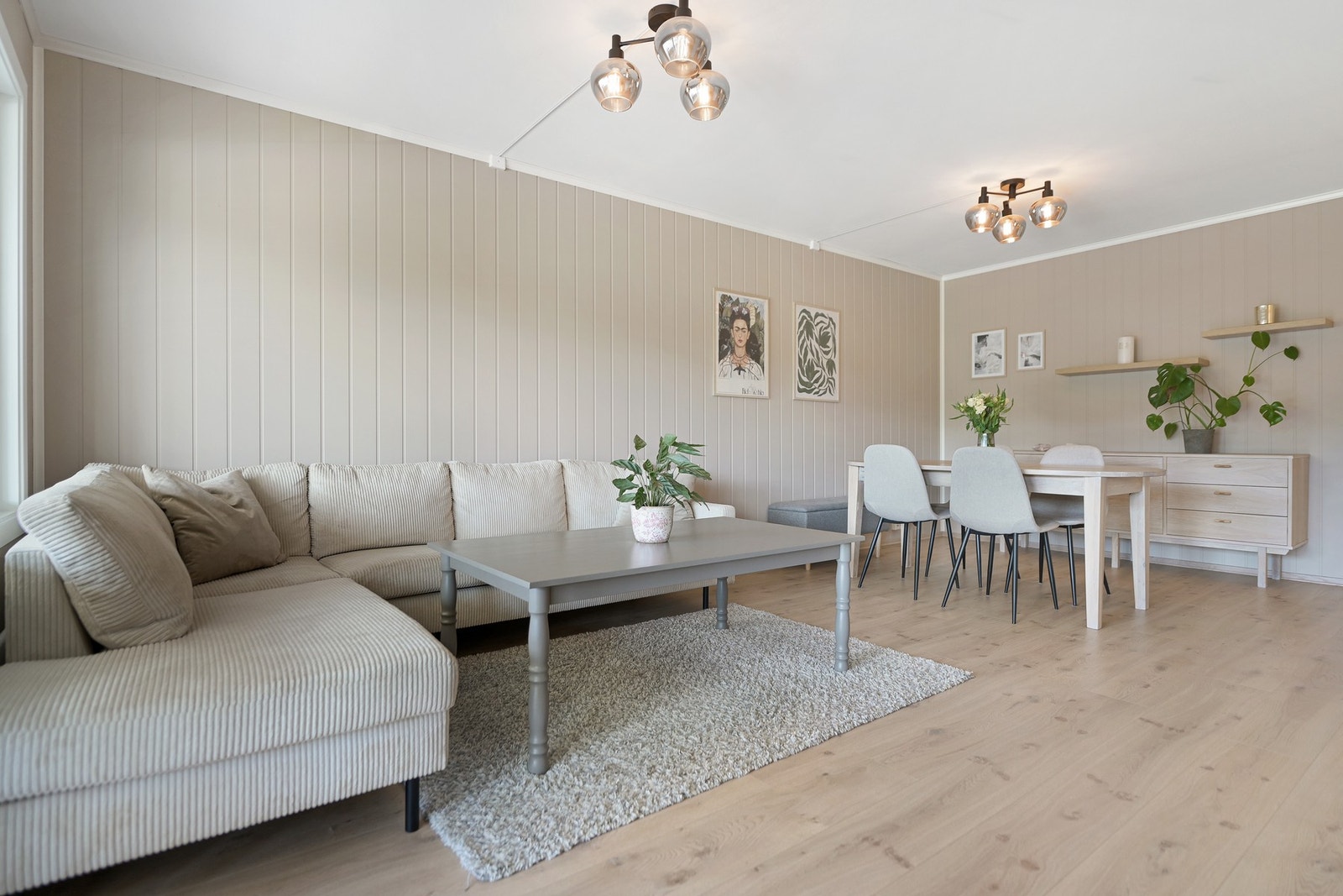 Stuen har god plass til både spisebord og sofa. Galleribilde