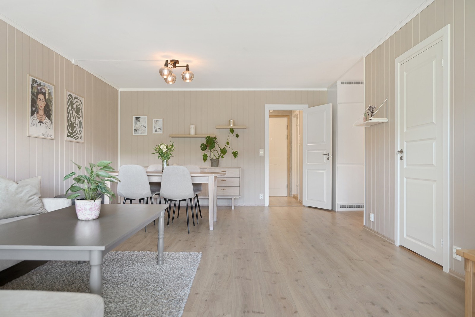 God romfølelse i stuen - oppgradert med nye overflater i 2023. Galleribilde