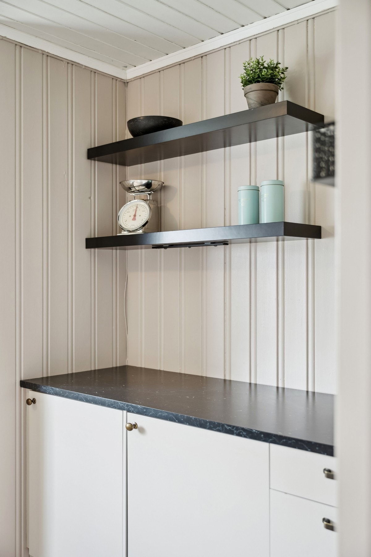 Detaljbilde innredning med hyller Galleribilde