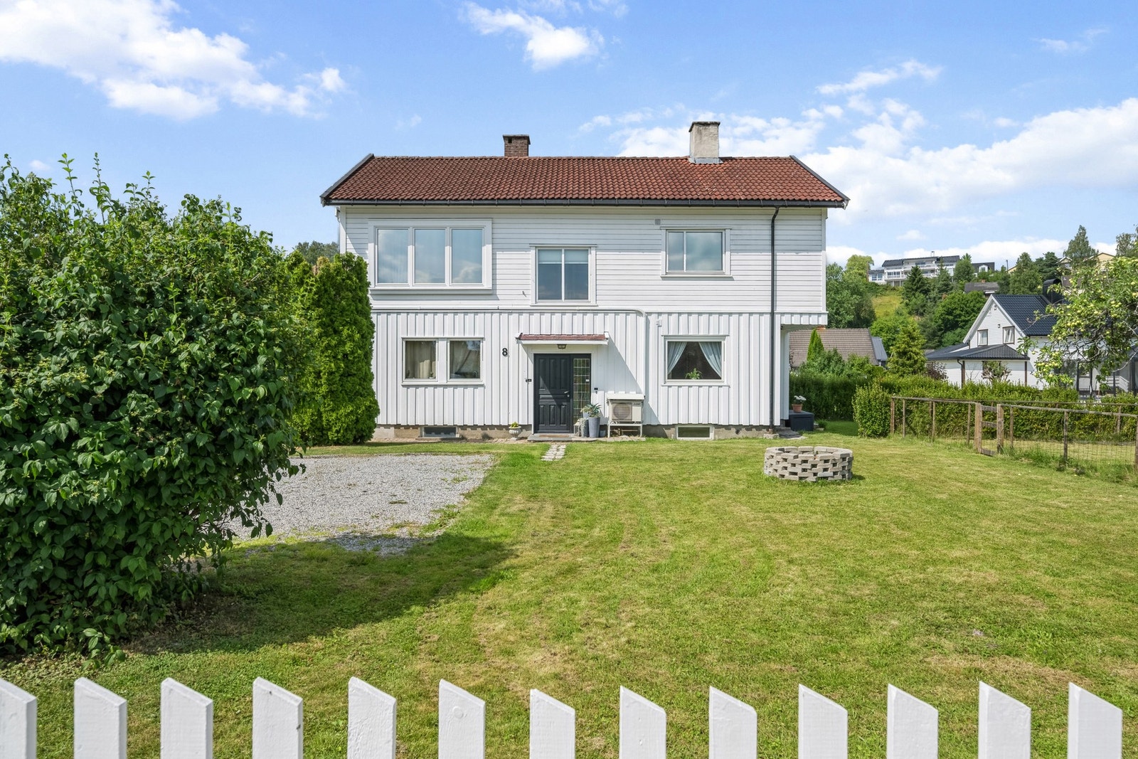 Sameiets tomt er inngjerdet ut mot veien og mot naboene Galleribilde