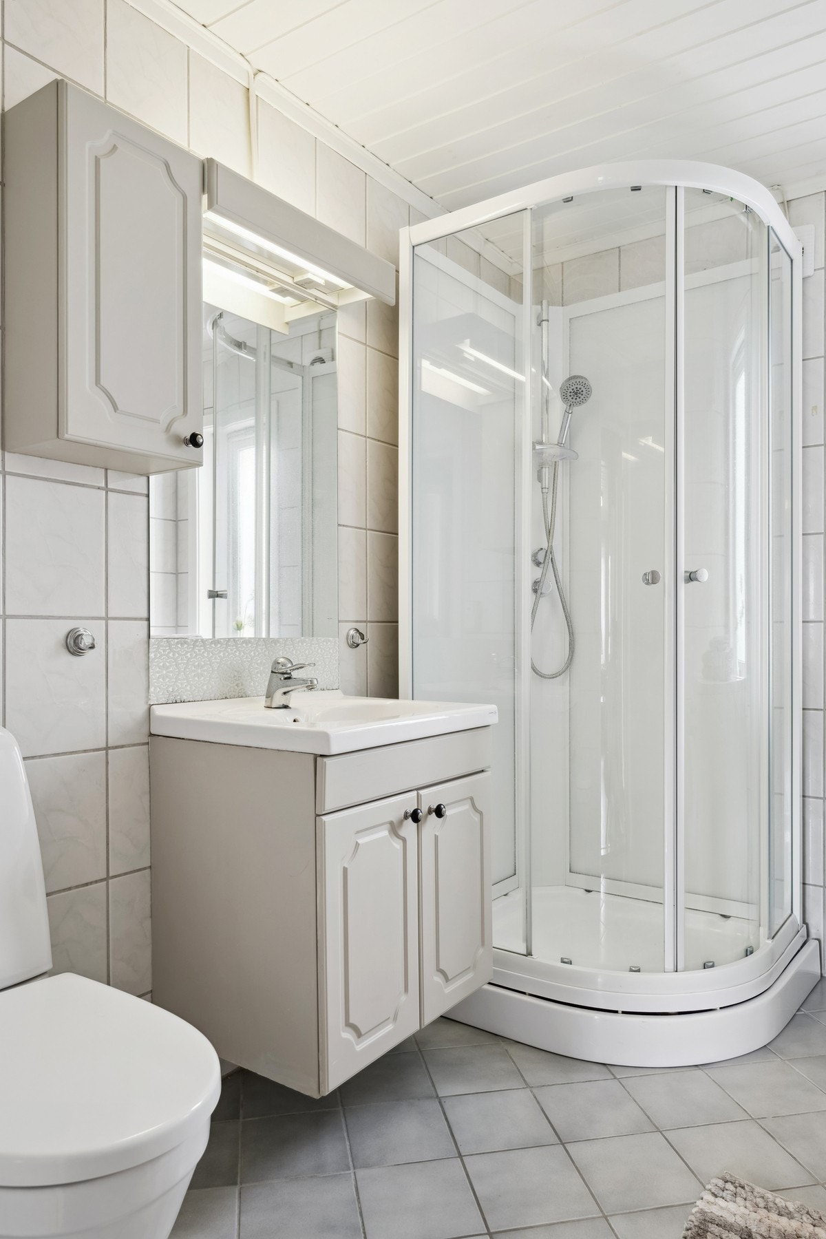 Heldekkende servant med underskap og speil. Dusjkabinett nytt 2018 Galleribilde