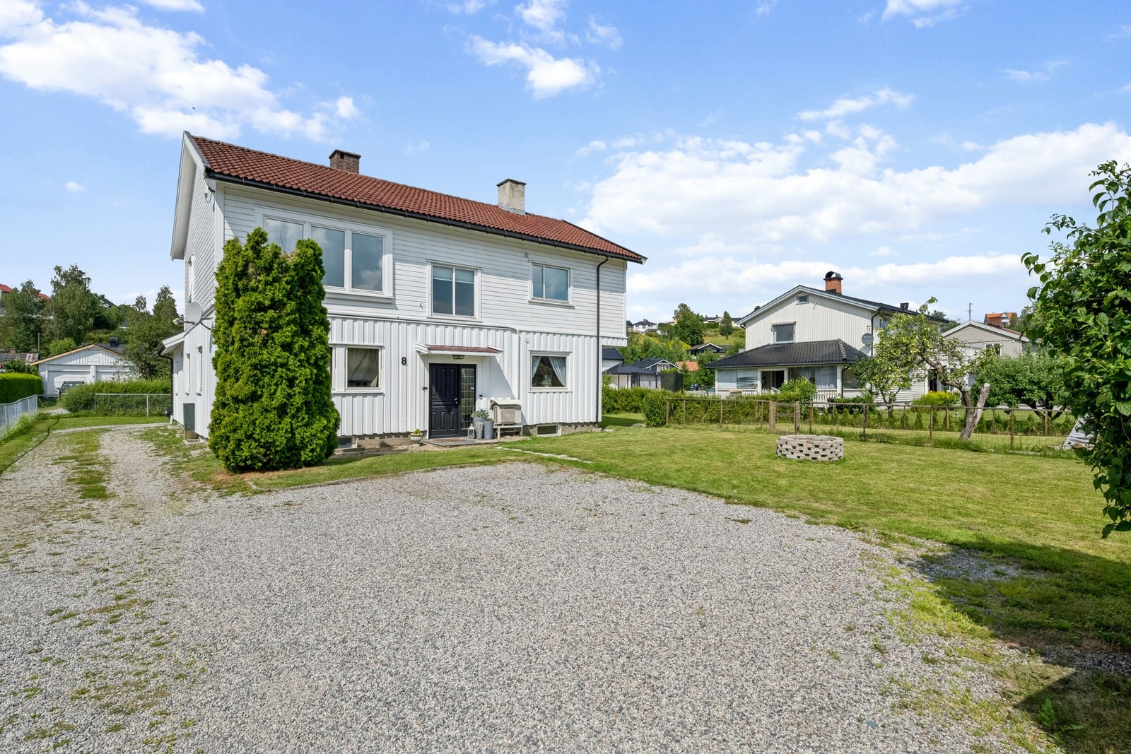 Godt med parkeringsplasser på egen eiendom Galleribilde