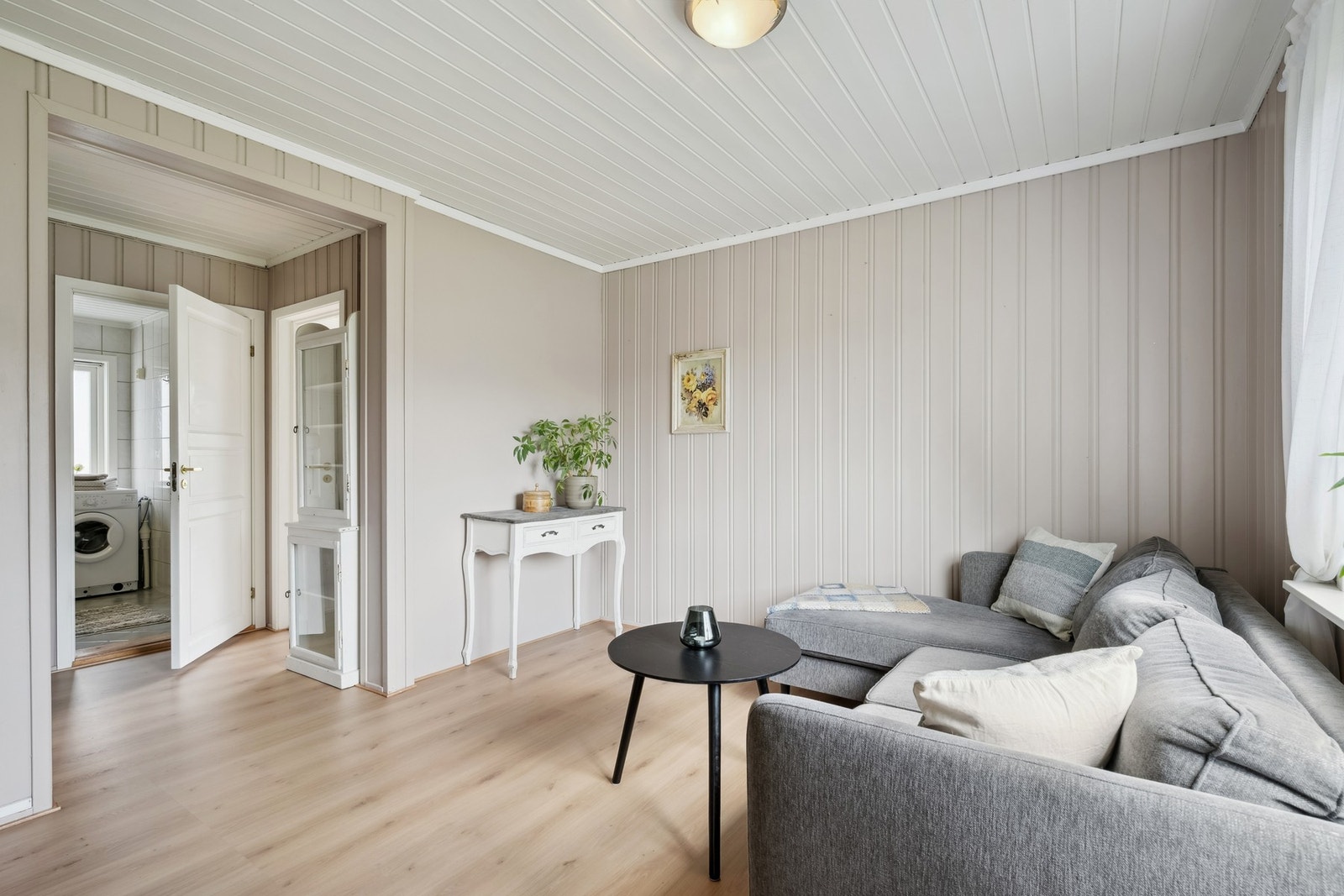 Areal effektiv stue med plass til sittegruppe og møblement Galleribilde