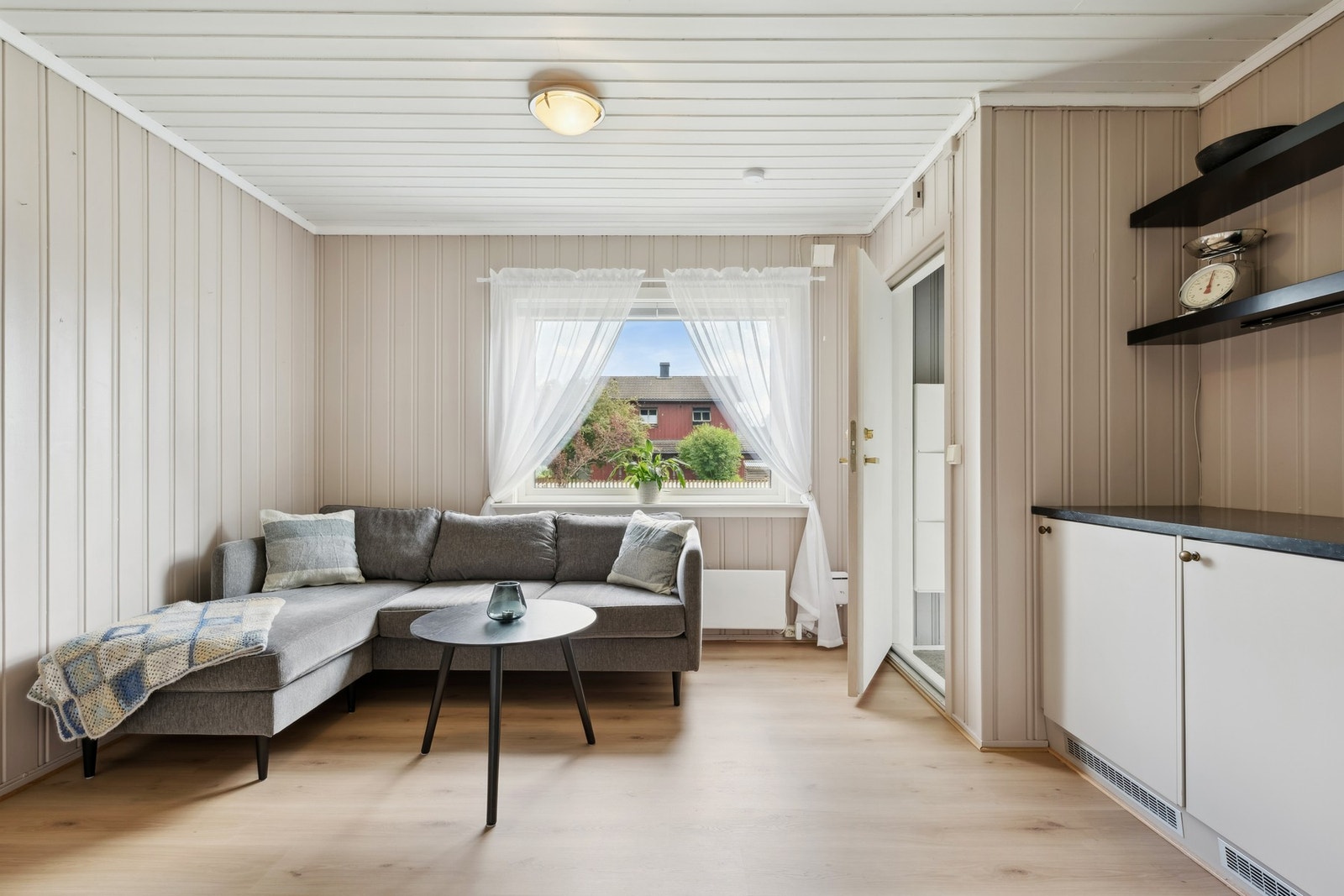 Stue med nye gulv i 2024. Malt panel på vegger og i himling Galleribilde