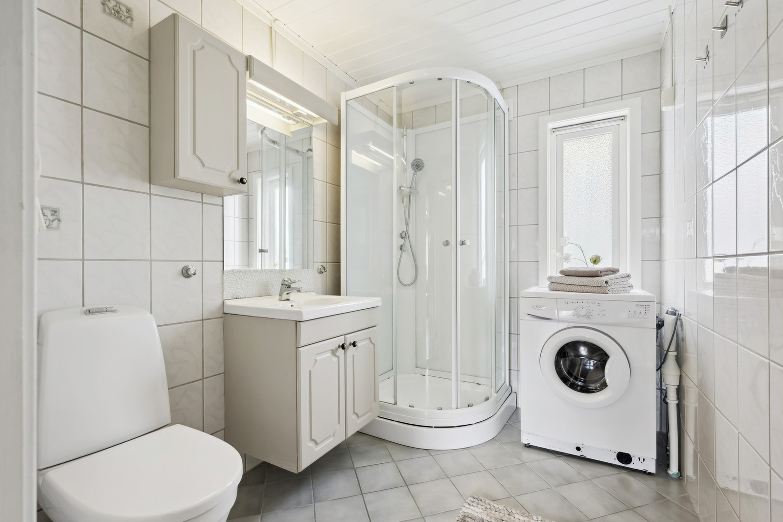 Flislagt bad med varmekabler. Oppgradert m nytt klosett i 2022 Galleribilde