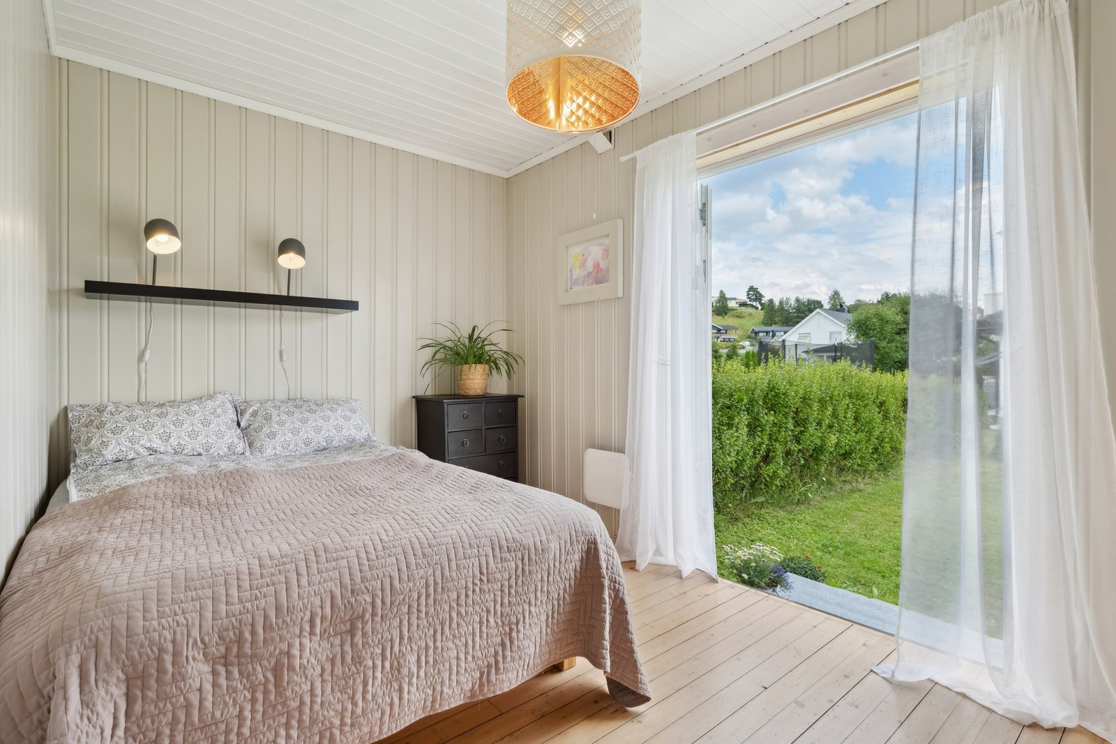 Innbydende soverom med utgang til egen hagedel Galleribilde