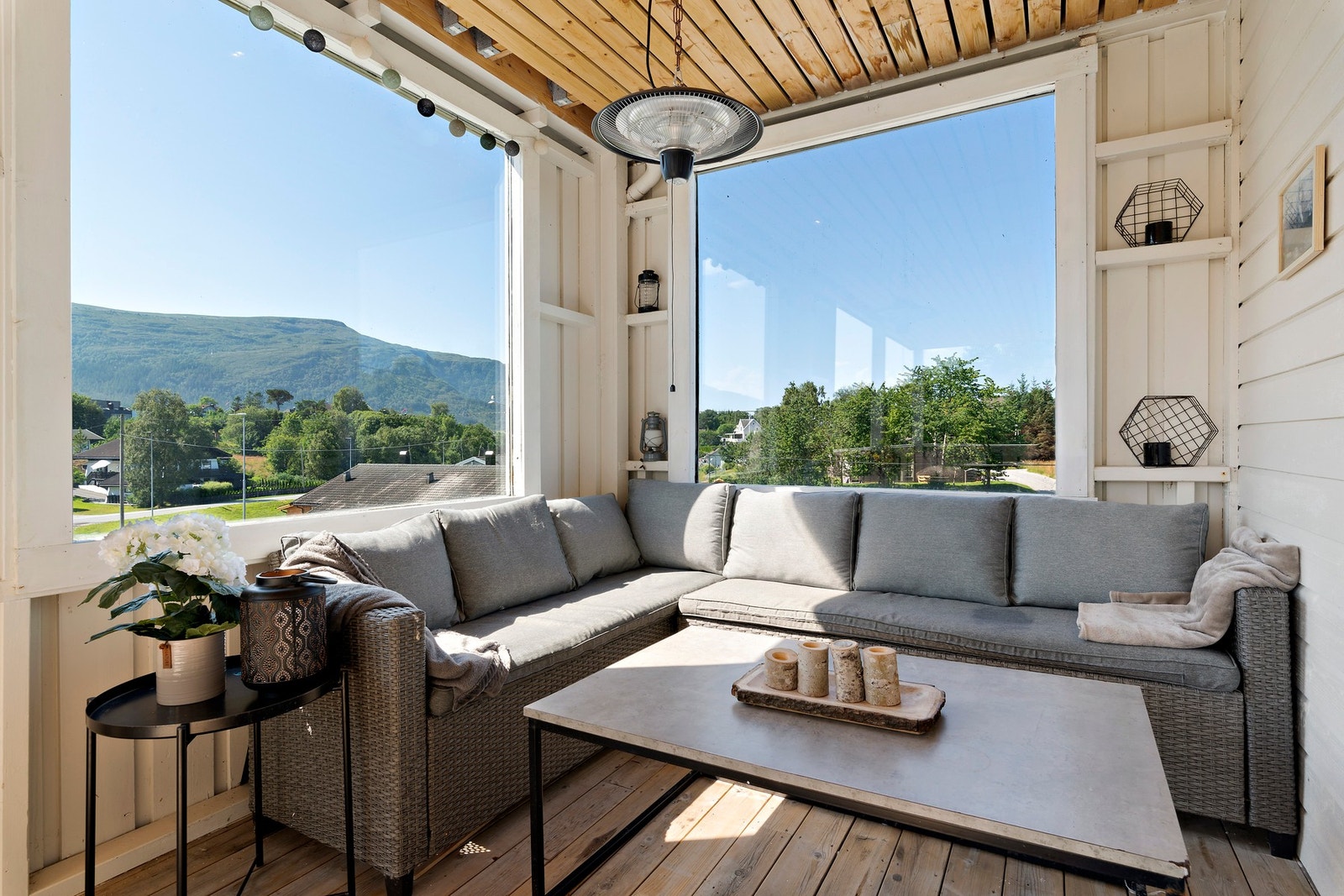 Balkongen vender mot syd og er overbygd, perfekt for lange sommerkvelder. Galleribilde