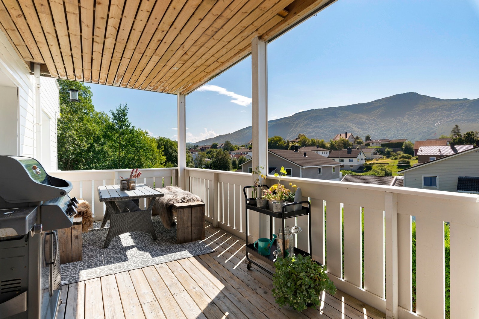 Balkongen er målt opp til ca. 21 kvadratmeter som gjør den enkel å møblere med ønsket utemøblement. Galleribilde