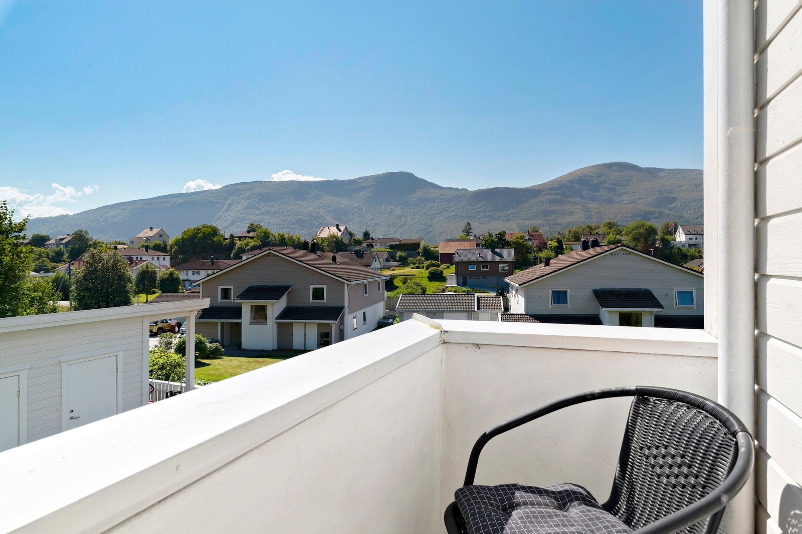 Din private luftebalkong rett utenfor soverommet. Flott utsikt mot Sulafjellet. Galleribilde