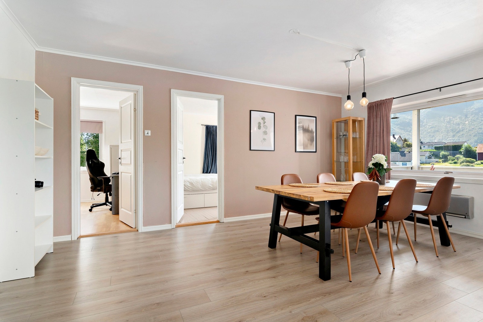 Overflater i lune, varme farger gir en behagelig og innbydende atmosfære i hjemmet. Det er nyere laminatgulv i spisestuen, stuen og kjøkkenet. Galleribilde