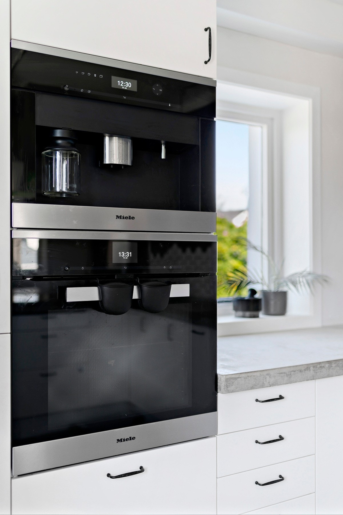 Kjøkkenet er videre utstyrt med hvitevarer fra kvalitetsleverandøren Miele, utenom ventilatoren som er fra IKEA. Galleribilde