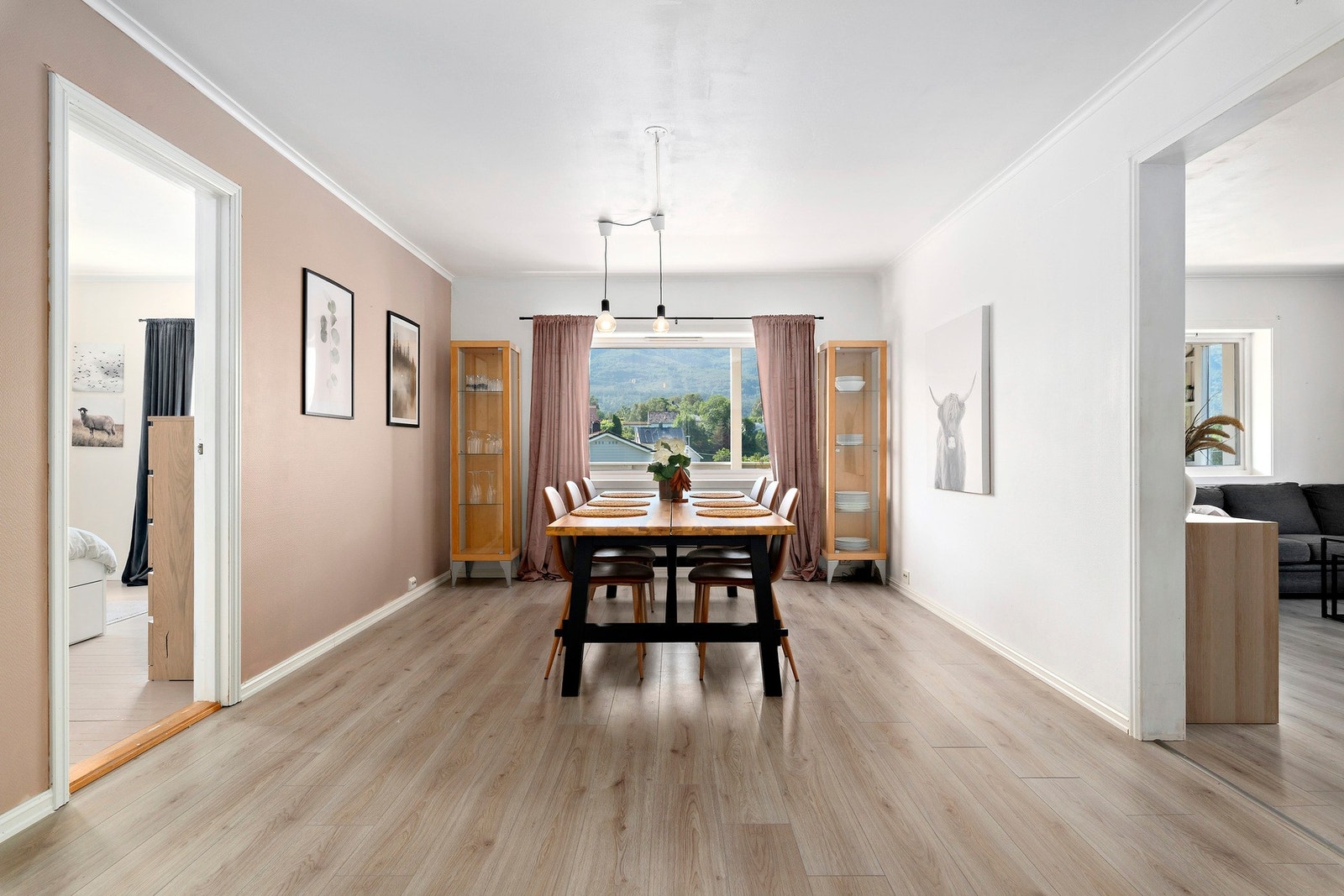 En funksjonell spisestue med god plass som takler både hverdagsmiddager og store lag. Galleribilde