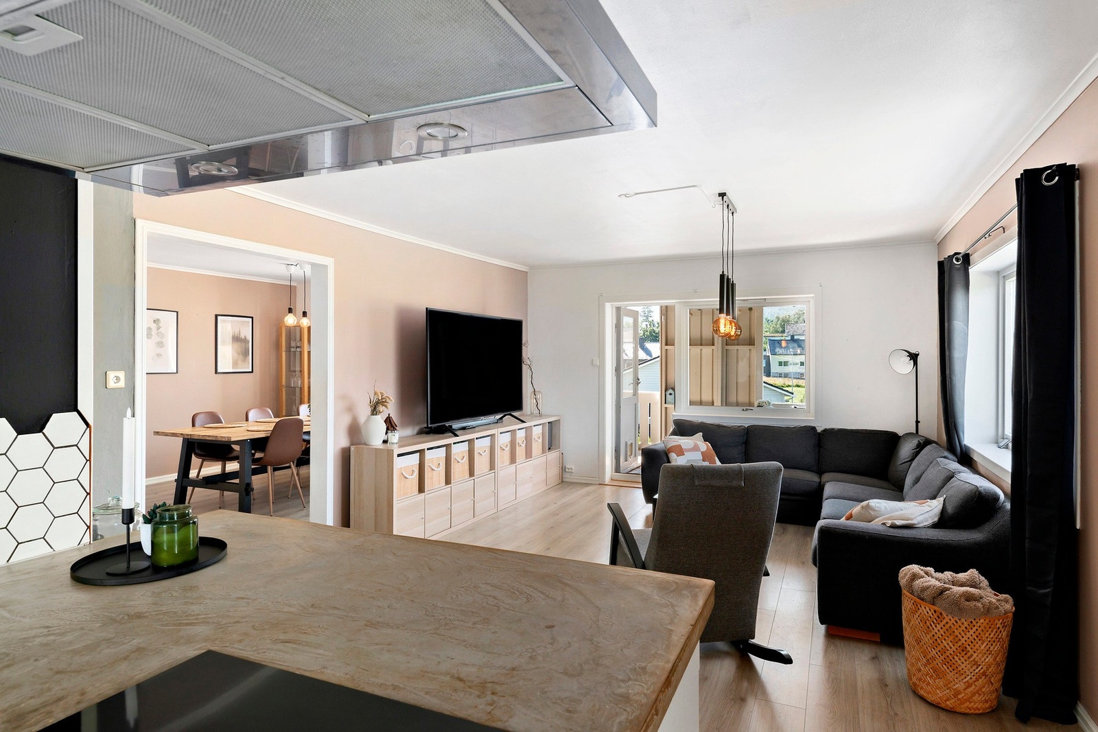 Legg også merke til benkeplaten som er av støpt betong. Galleribilde