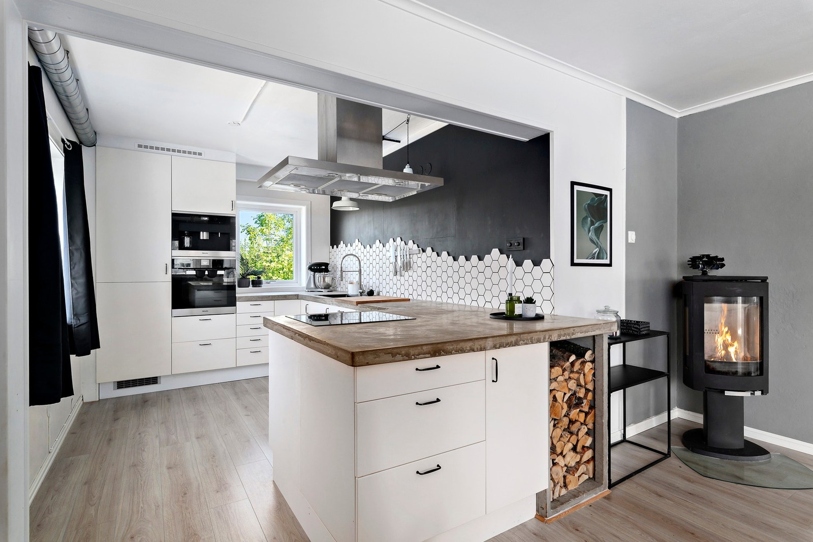 Peisovnen sørger for en hyggelig og varm atmosfære i rommet. Det er også installert varmepumpe i leiligheten, men denne er i ustand pt. Galleribilde