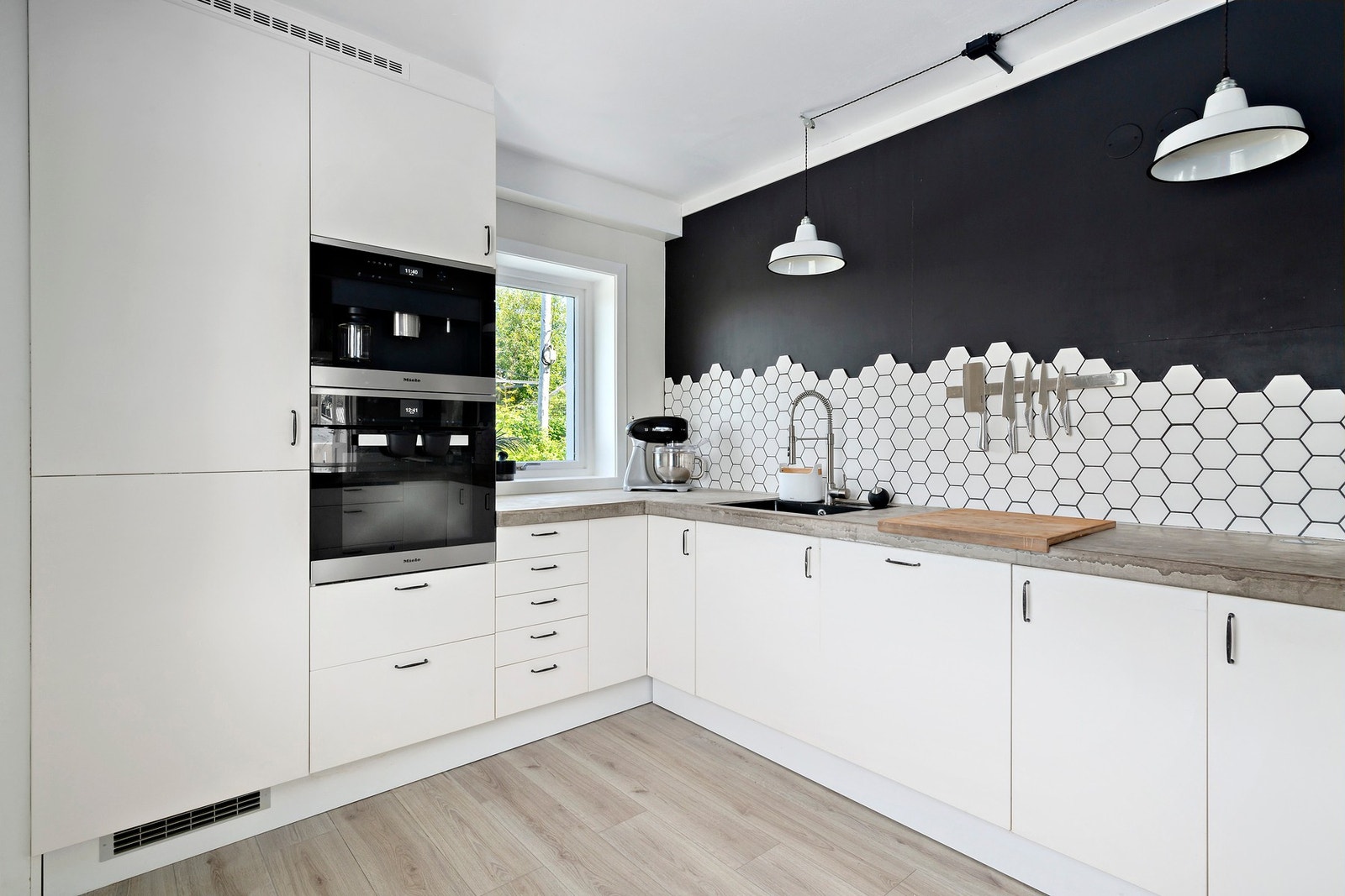 Kjøkkenet er fra 2016 og fremstår som moderne. Her får du godt med arbeidsplass på benk, og ikke minst rikelig med lagringsplass. Galleribilde