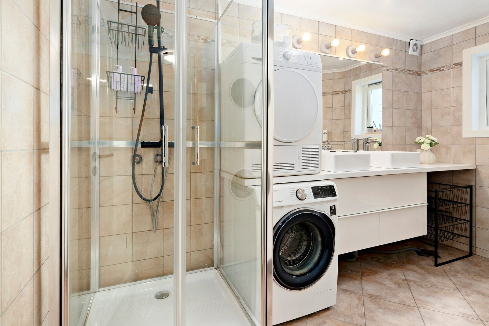 Baderommet er helfliset med varme i gulv og opplegg for vaskemaskin. Galleribilde