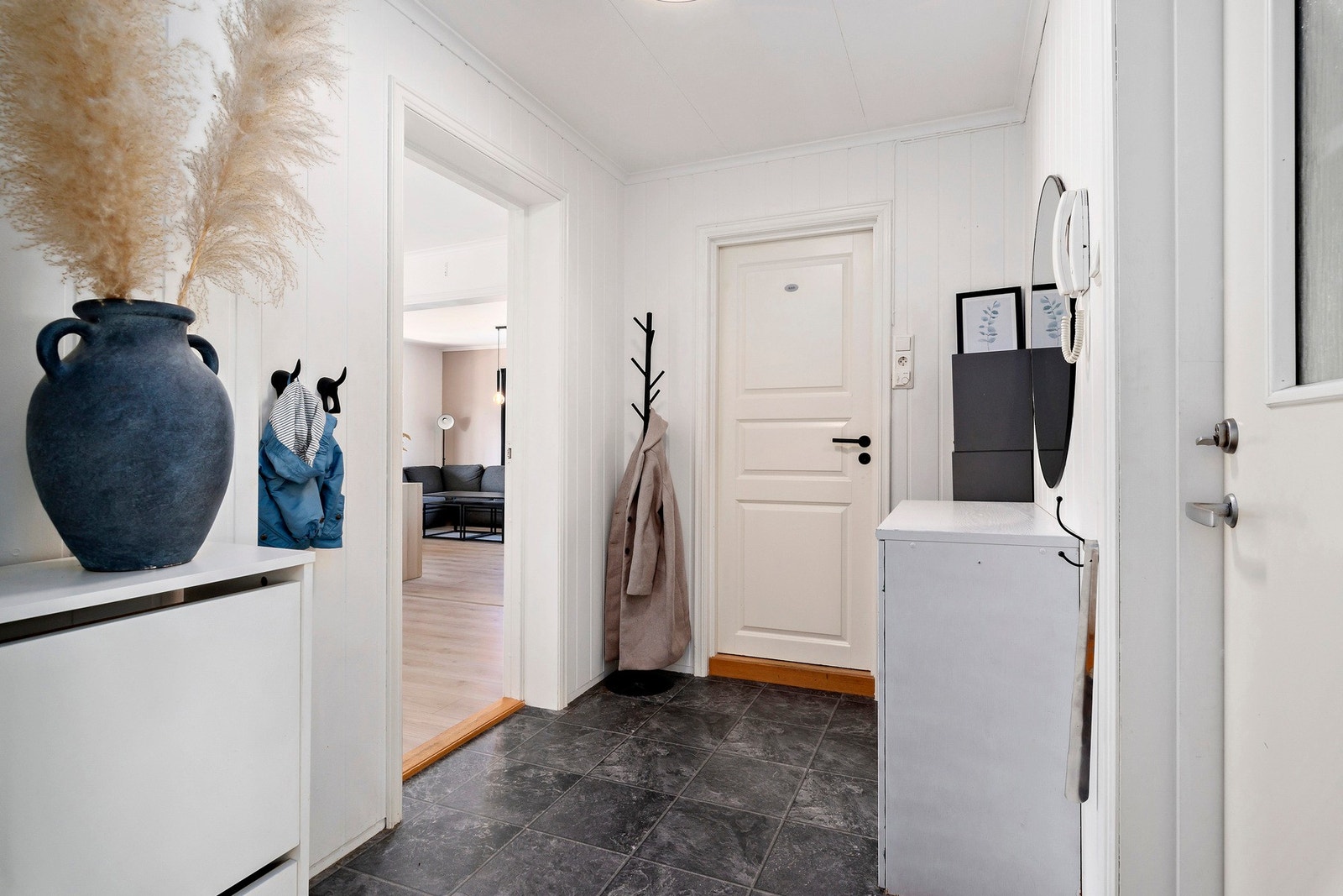 Entréen er av en god størrelse og gir deg plassen til garderobe- eller oppbevaringsløsninger etter behov. Det er også callinganlegg i bygget. Galleribilde