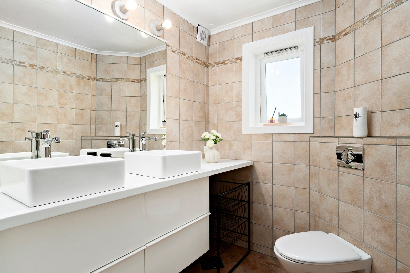 I 2018 ble baderommet påkostet med nytt servantskap fra IKEA, benkeplate og stilige, doble servanter - ekstra komfort i en travel hverdag. Galleribilde