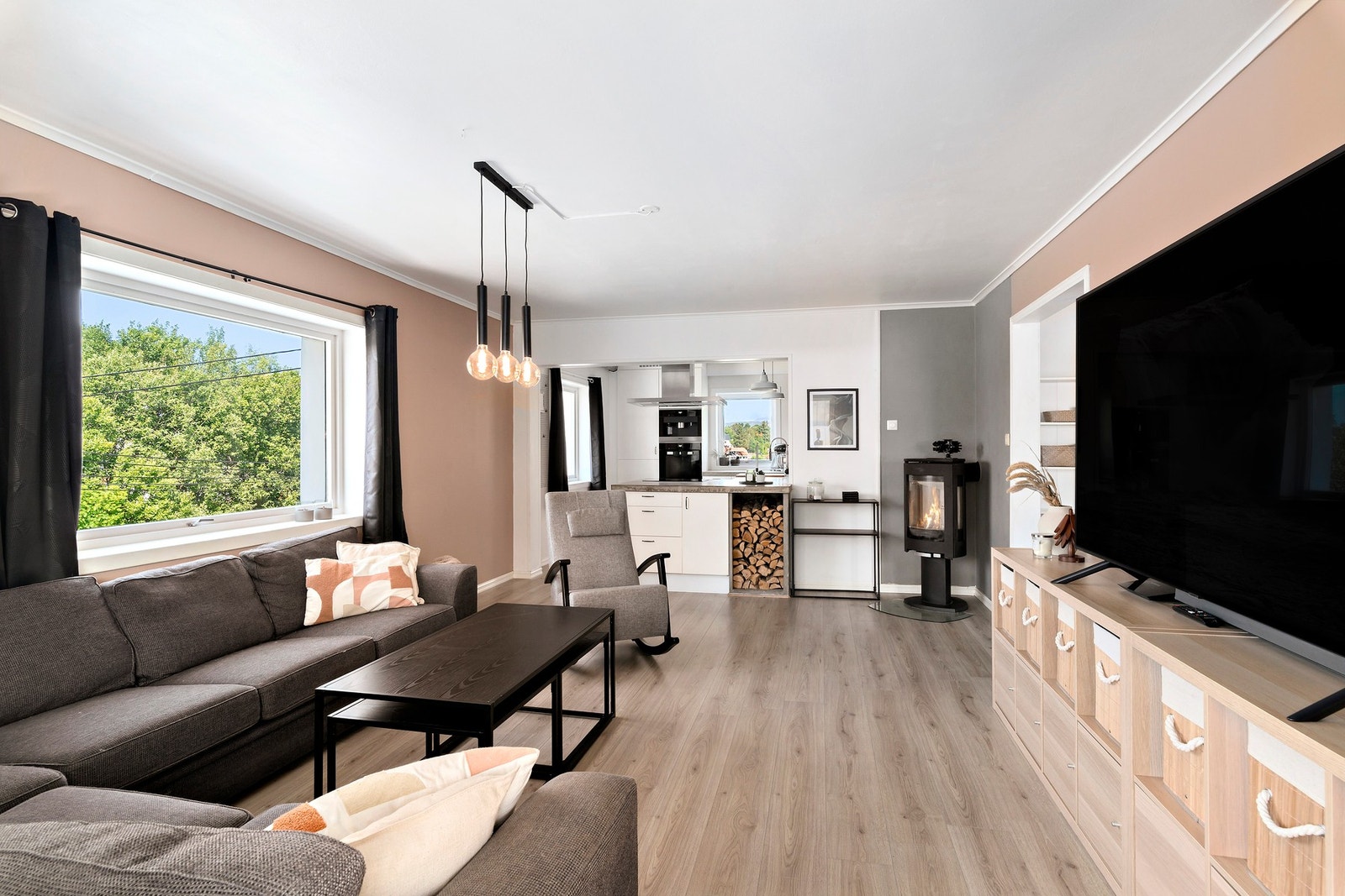 Den åpne løsningen mellom stue og kjøkken fremmer en naturlig og sosial atmosfære. Galleribilde