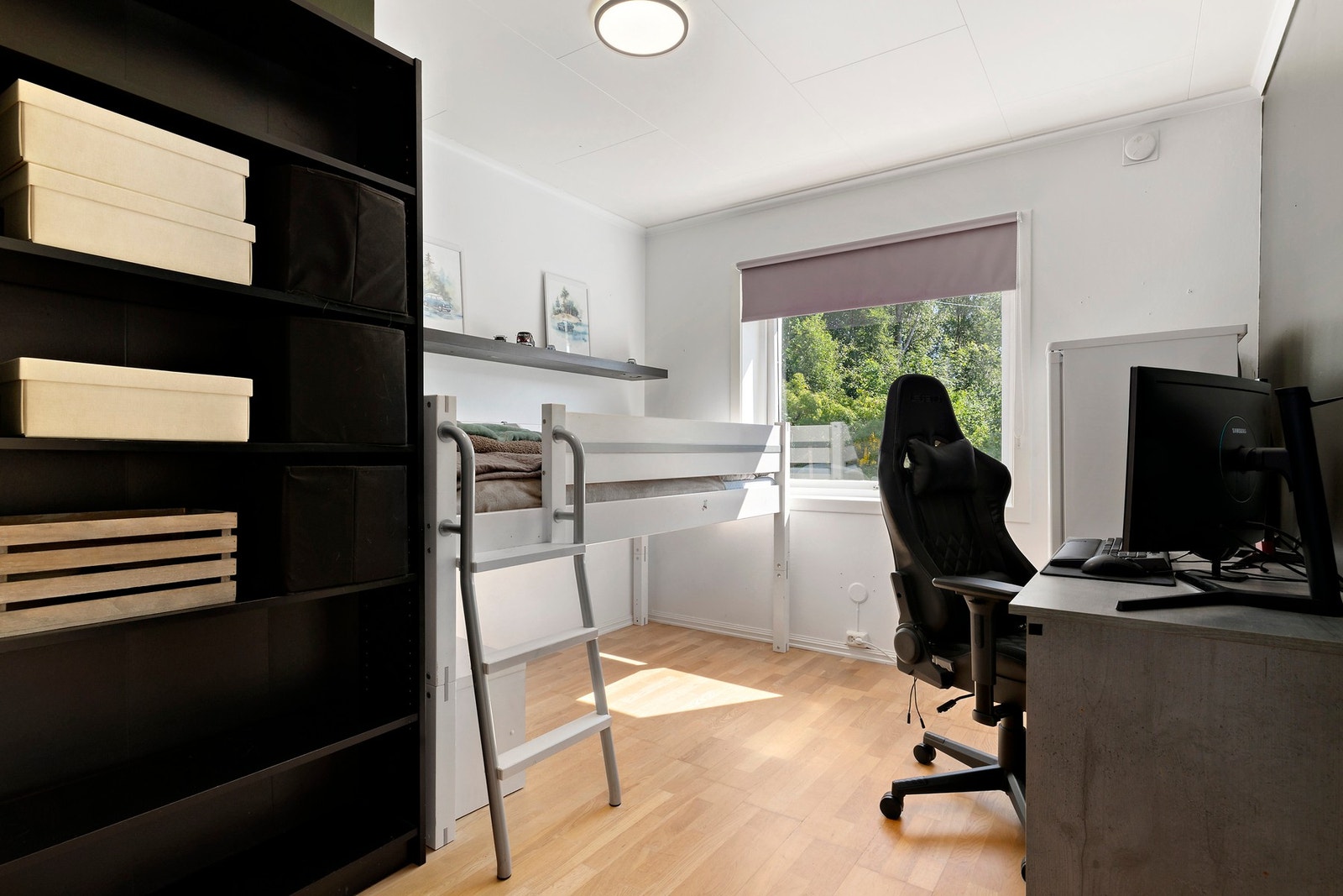 Leiligheten har til sammen tre gode soverom. I dag benyttes rommet av eierne som kontor. Galleribilde