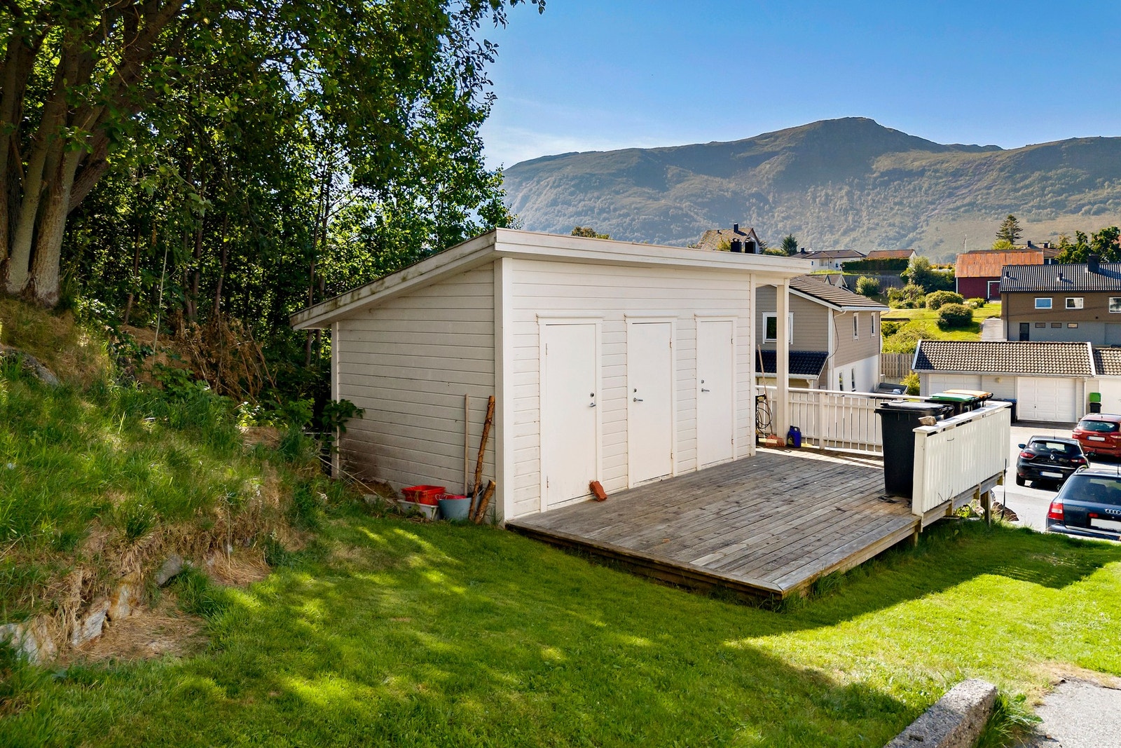 Leiligheten disponerer egen utvendig bod, i tillegg til en svær bod på loft. Rikelig med lagringsplass for å være en leilighet! Galleribilde