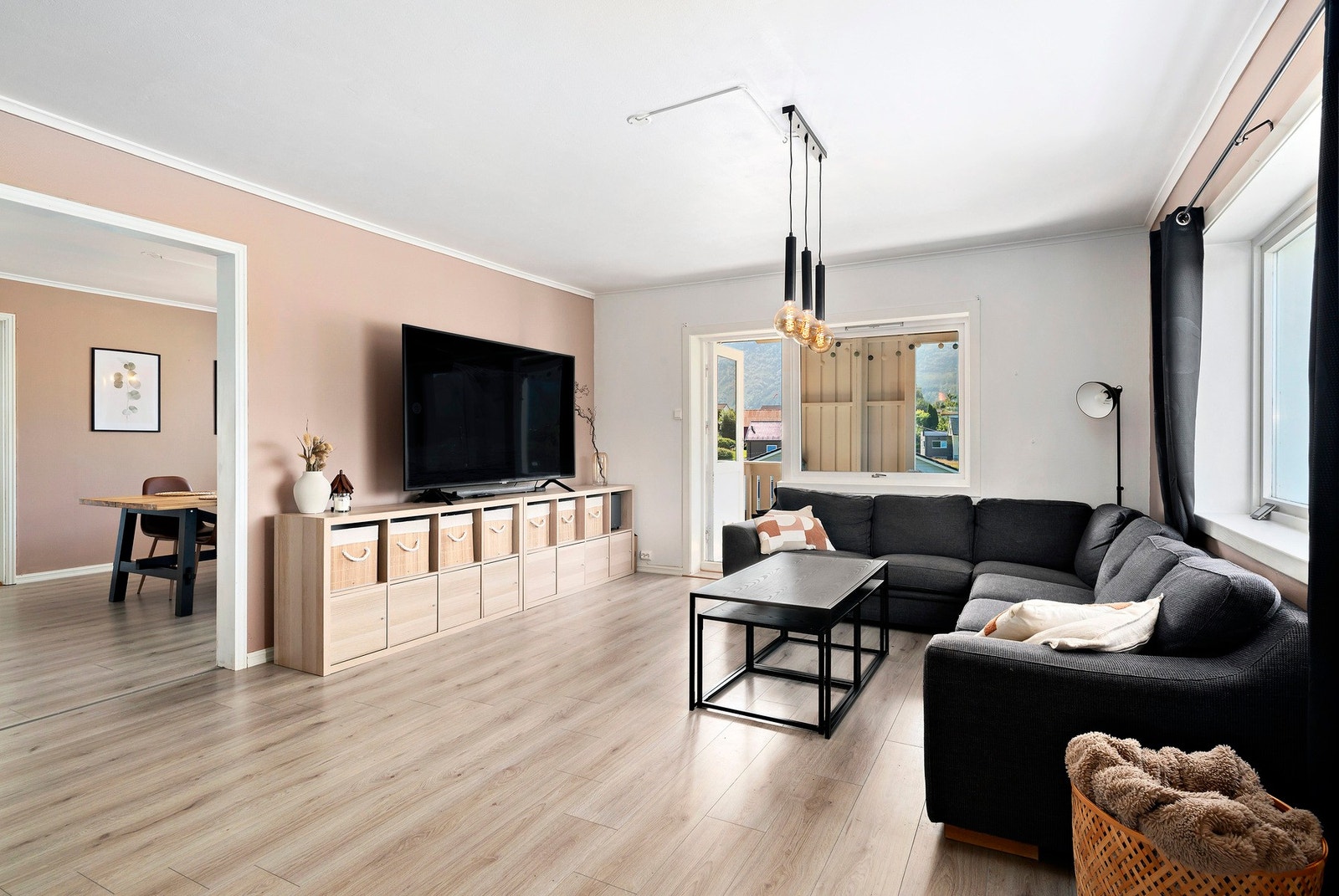 Stuen gir deg muligheten til å sette sammen møbleringen akkurat slik du ønsker. Herfra fører veien videre til verandaen. Galleribilde